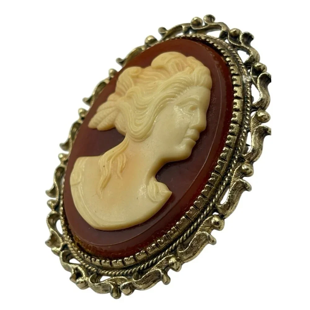 Vintage Cameo Brooch Pin‎ Signed JJ Jonette Gold Tone Resin Open Work Filigree